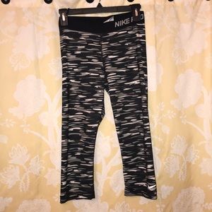 NIKE PRO Leggings ~ Camo & below the knee fit. Med